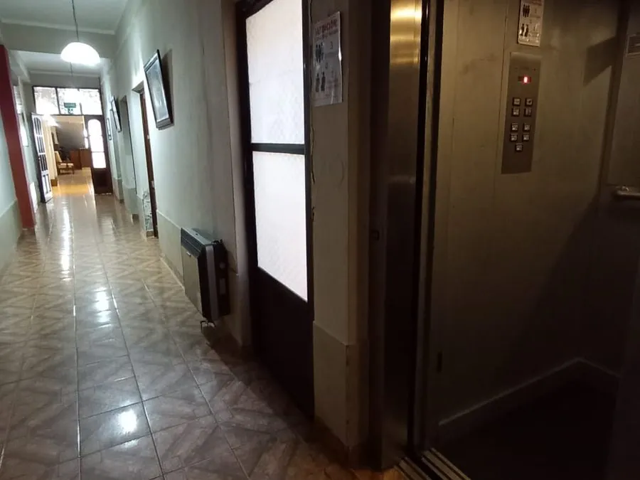 Ascensor junto al pasillo de habitaciones