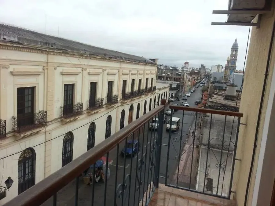 Vista desde un balcón del hotel a una calle colonial de Salta, con la torre de una iglesia al fondo