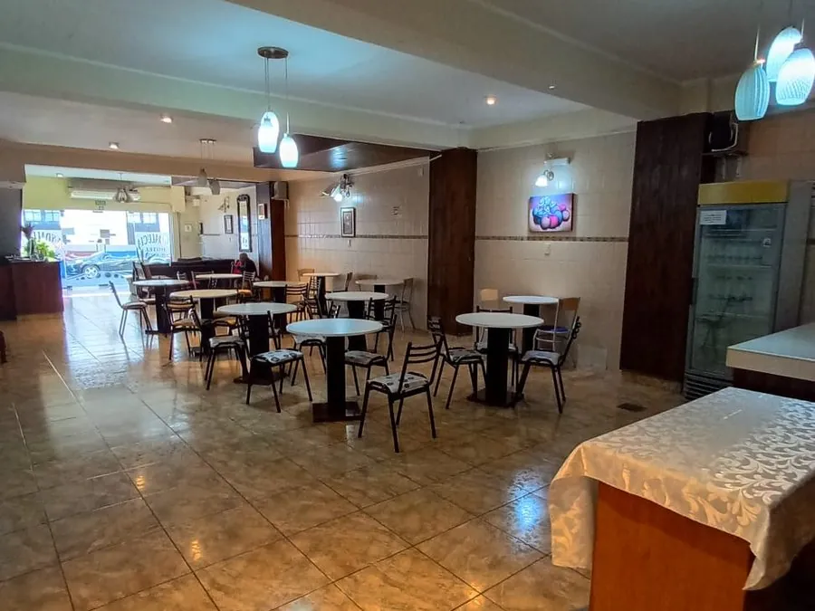 Salón de la planta baja con vista a la entrada sobre calle Alberdi